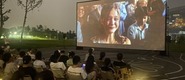（几把日爽啊啊啊转载）成都秋夜“新耍法”：到公园看坝坝电影